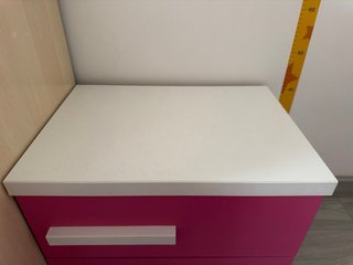 Cajonera rosa y blanca