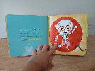Libro infantil  Tres monstruos en el cole