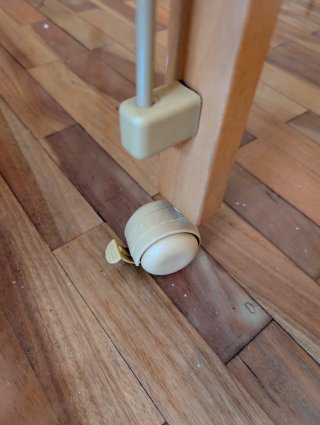 Cuna de madera para bebé con ositos grabados.