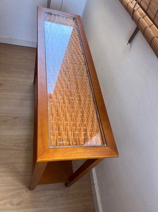Mesa recibidor madera y mimbre con cristal