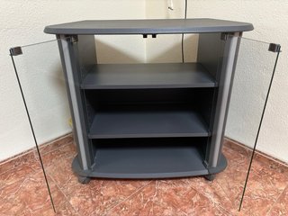Mueble TV gris con puertas de cristal