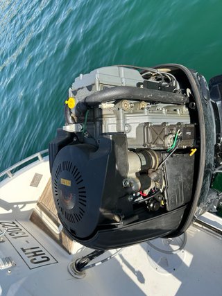 Barco fueraborda con remolque