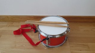 Tambor infantil rojo con baquetas y correa