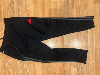 Pantalón Adidas Negro con Rojo