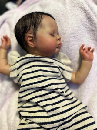 Bebé Reborn pelo negro.