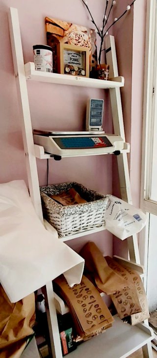 Estantería de madera y papel