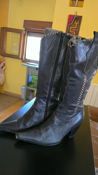 Botas de piel negras