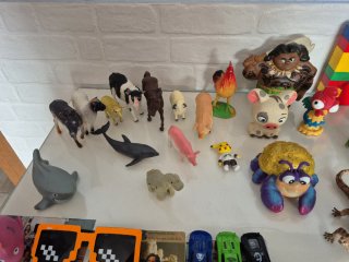 Lote variado de muñecos y juguetes