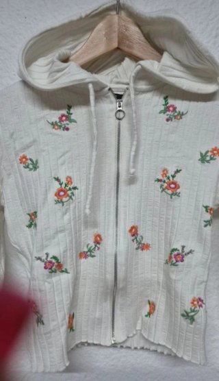 Cárdigan Bershka bordado flores Talla S