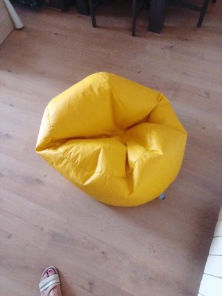 Puff amarillo de tela