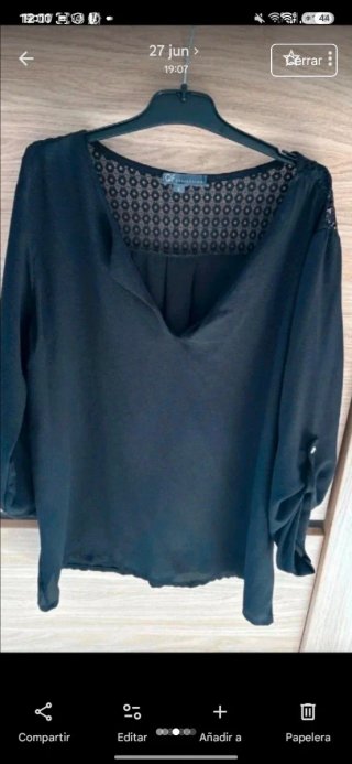 Blusa con encaje L y mangas q se pueden recoger.