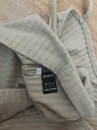 Top tirantes beige