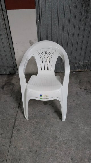 2 Sillas de Plástico Blancas