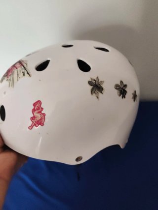 Casco blanco con flores