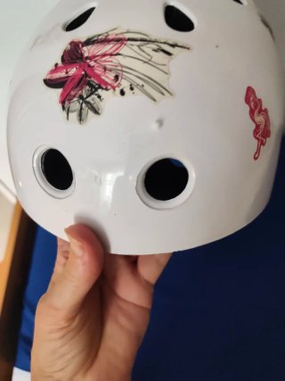 Casco blanco con flores