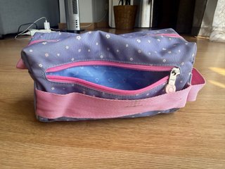 Mochila escolar Enso con ruedas, en buen estado.