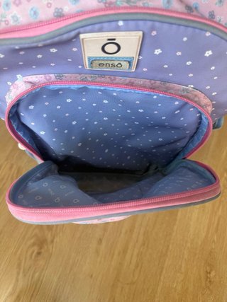Mochila escolar Enso con ruedas, en buen estado.