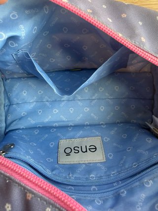 Mochila escolar Enso con ruedas, en buen estado.