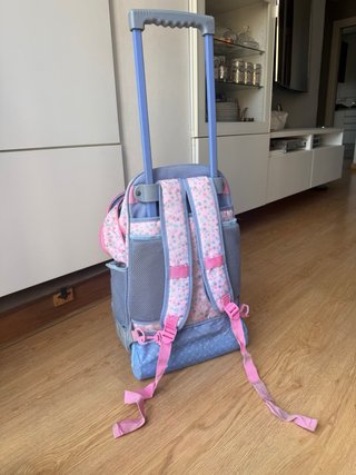 Mochila escolar Enso con ruedas, en buen estado.