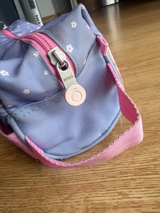 Mochila escolar Enso con ruedas, en buen estado.