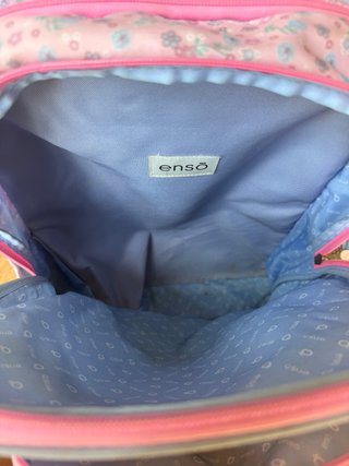 Mochila escolar Enso con ruedas, en buen estado.