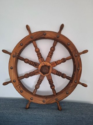 Timón de madera decorativo