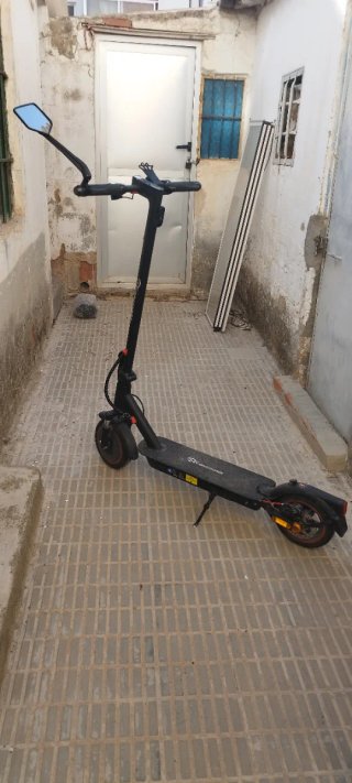 Patinete eléctrico negro
