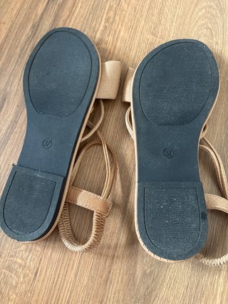 Sandalias beige con lazo y tiras doradas