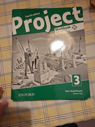 Libro y cuadernillo de inglés.