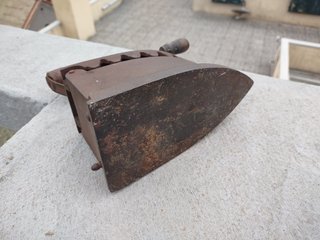 Ferro da stiro antico a carbone in ghisa