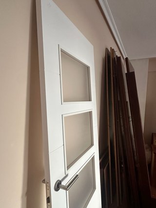 Puerta blanca con 3 cristales.