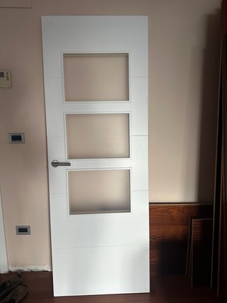 Puerta blanca con 3 cristales.