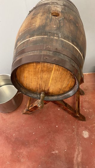Bota de madera con grifo