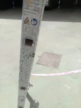 Escalera de aluminio plegable Cinco peldaños.