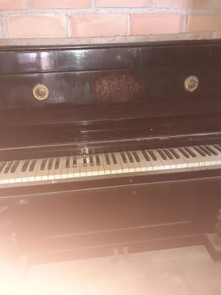 Piano de pared antiguo