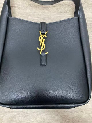 Bolso Saint Laurent Negro YSL Dorado