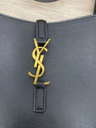 Bolso Saint Laurent Negro YSL Dorado