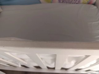Cuna con colchón, sábanas y kit de colecho.