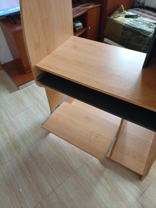 Escritorio de madera y metal