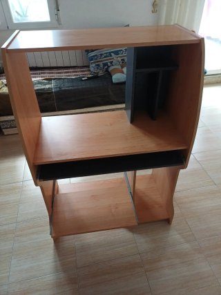 Escritorio de madera y metal
