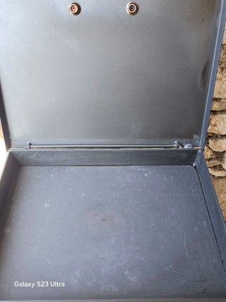 Estufa de leña negra con puerta de cristal