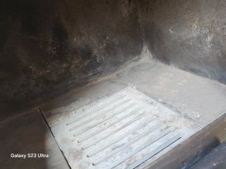 Estufa de leña negra con puerta de cristal