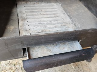 Estufa de leña negra con puerta de cristal