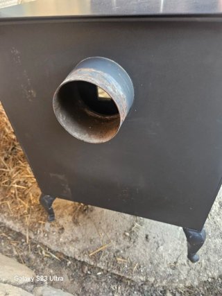Estufa de leña negra con puerta de cristal