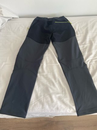 Pantalones de montaña grises y negros para niño.