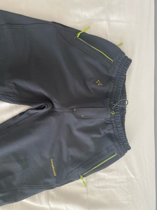 Pantalones de montaña grises y negros para niño.