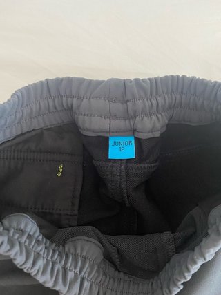 Pantalones de montaña grises y negros para niño.