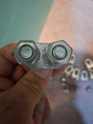Sujetacables metálicos