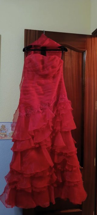 Vestido de fiesta rojo con volantes