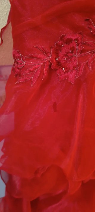 Vestido de fiesta rojo con volantes
